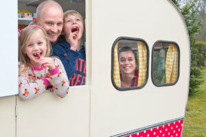 Familia feliz en su caravana